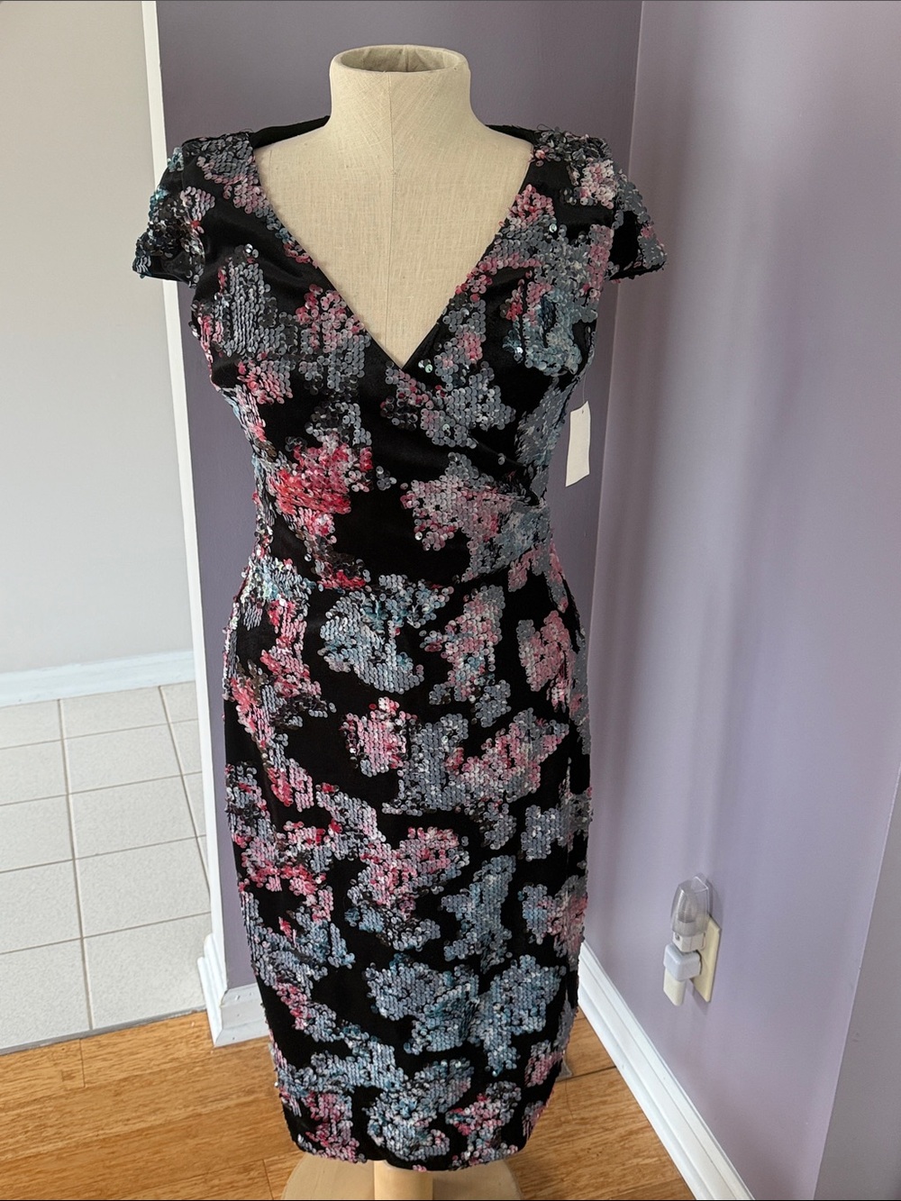 NWT Black Floral Sequin Cap-Sleeve Sheath Dress